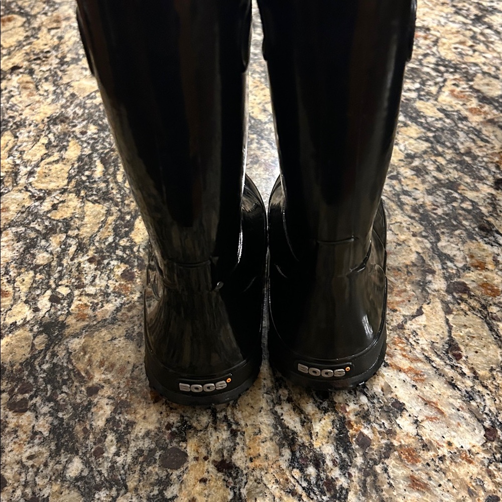 Bogs Black Glossy Rain Boots, size 4Y - Picture 2 of 6